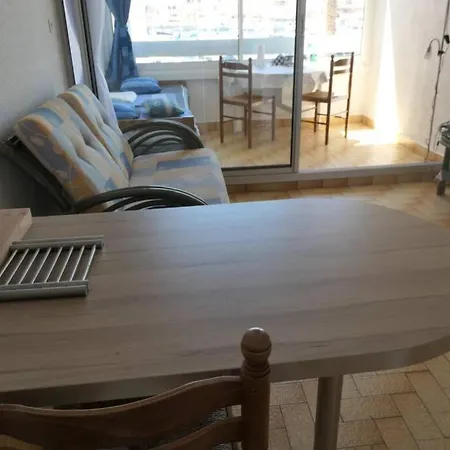 Face Port à 350m Joli T2 Clair 4 Couchages Avec Parking Privé, Draps Serviettes Non Fournies *