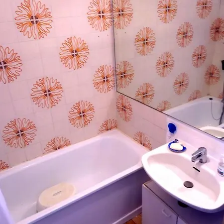 Face Port à 350m Joli T2 Clair 4 Couchages Avec Parking Privé, Draps Serviettes Non Fournies *