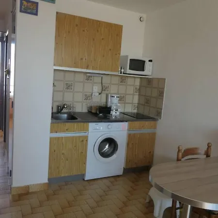 Face Port à 350m Joli T2 Clair 4 Couchages Avec Parking Privé, Draps Serviettes Non Fournies