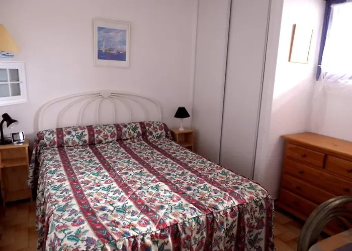 Daire Face Port A 350m Joli T2 Clair 4 Couchages Avec Parking Prive, Draps Serviettes Non Fournies Leucate